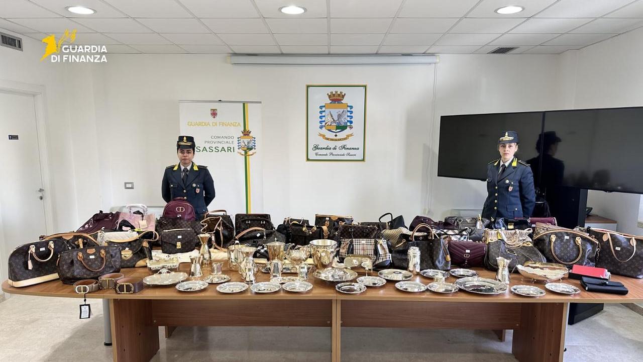 Compra borse griffate e gioielli d’argento con i soldi del Comune: funzionaria sospesa