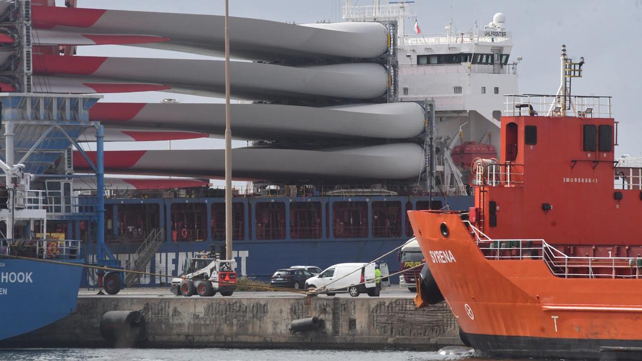 Un carico di componenti per le pale eoliche al porto industriale (archivio)