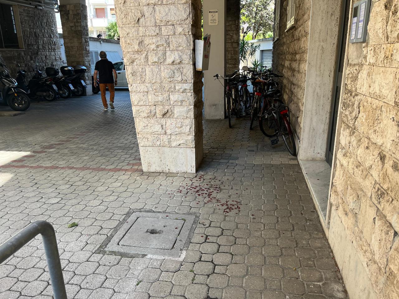 
	Le tracce di sangue fuori dal portone (foto Stick)

