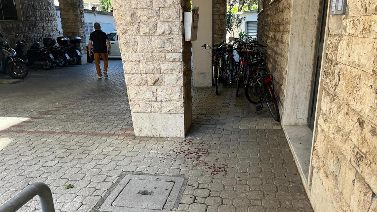 Le tracce di sangue fuori dal portone (foto Stick)
