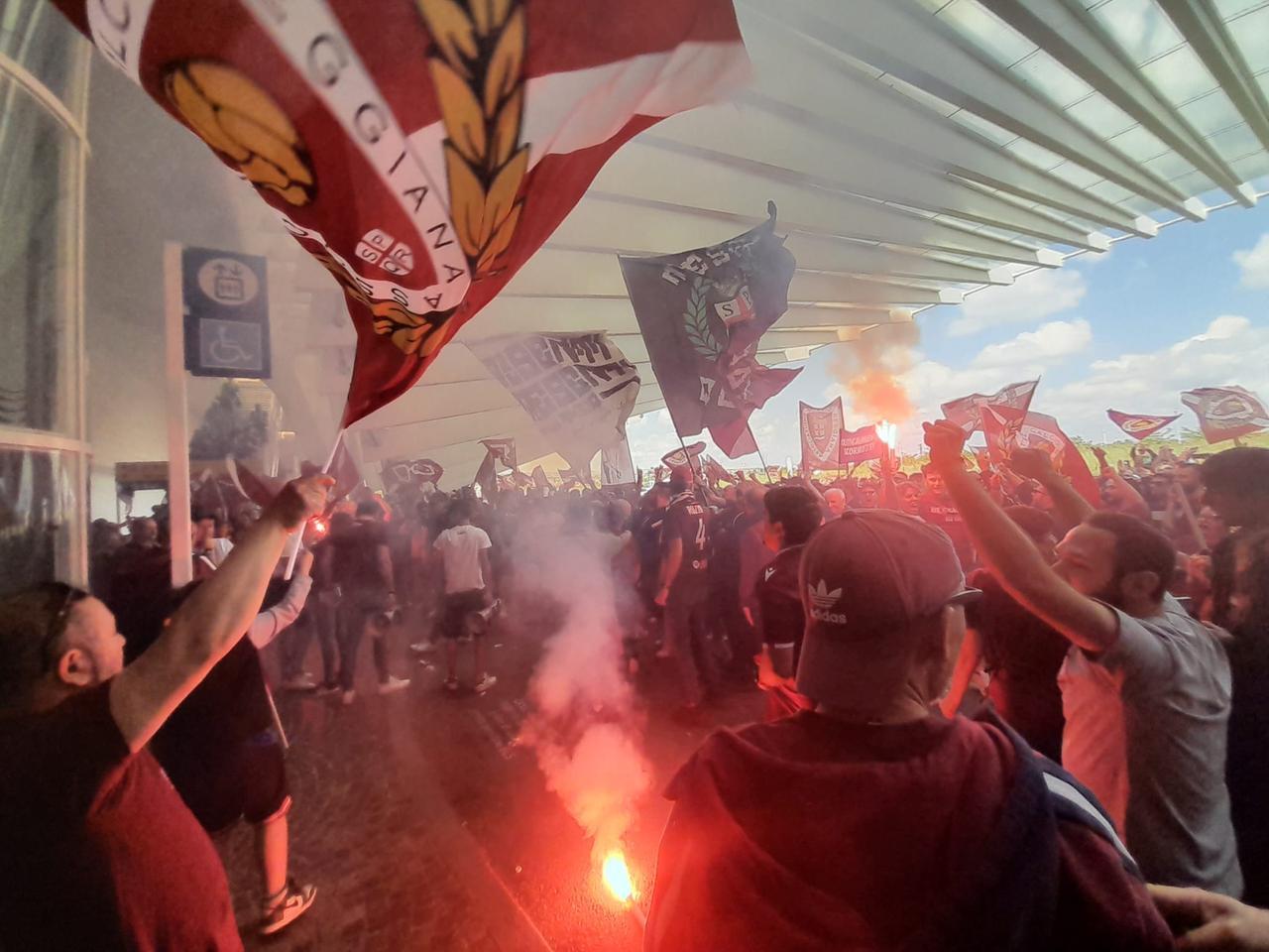Festa grande per la Reggiana: l’abbraccio dei tifosi alla Mediopadana