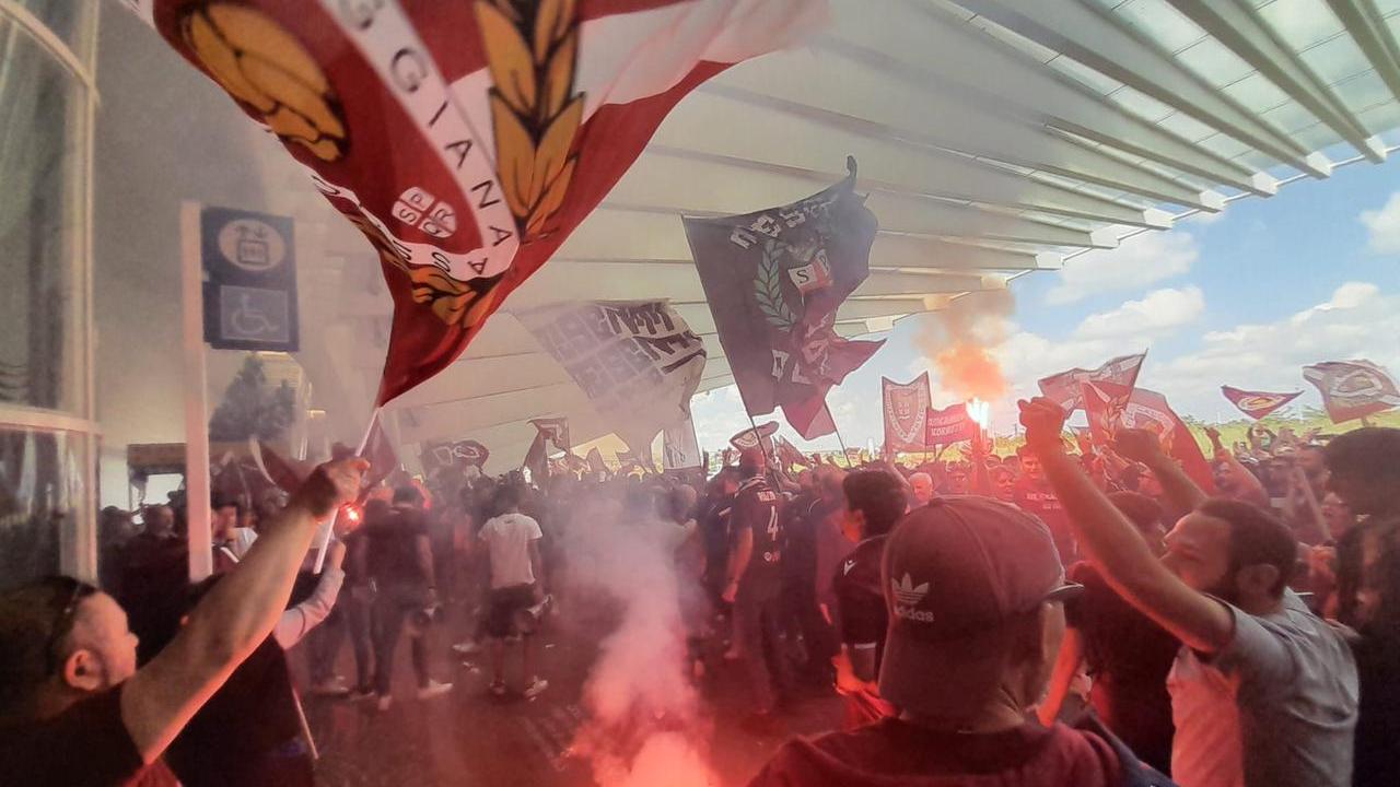 Festa grande per la Reggiana: l’abbraccio dei tifosi alla Mediopadana