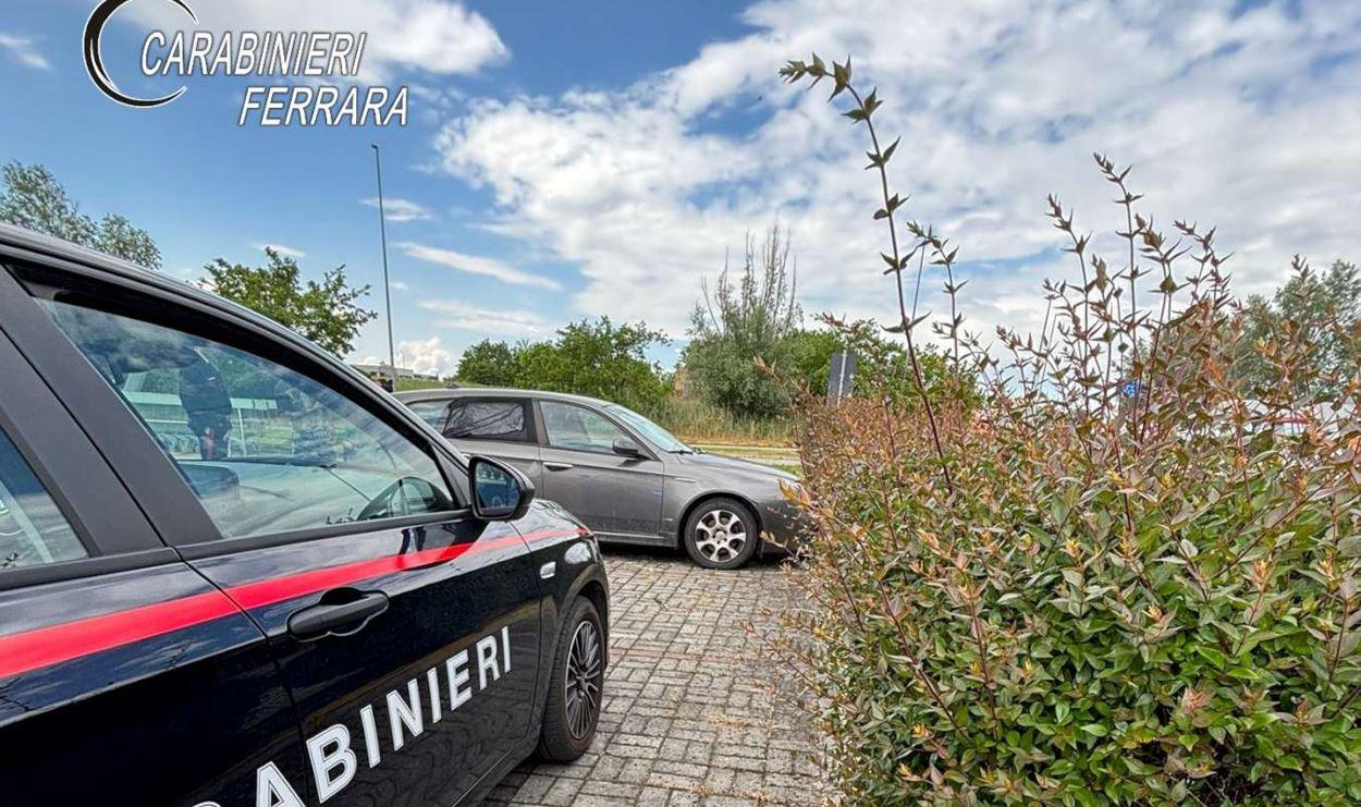 Costretti a vivere in auto, famiglia soccorsa dai carabinieri di Cento