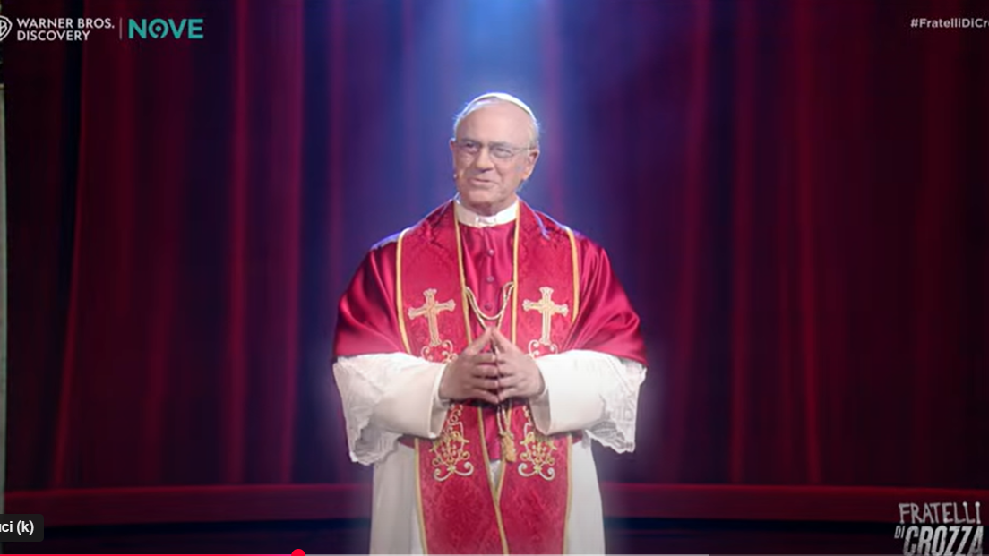 Crozza è papa Leone XIV: «Costruire ponti, ma non quelli di Salvini» – VIDEO