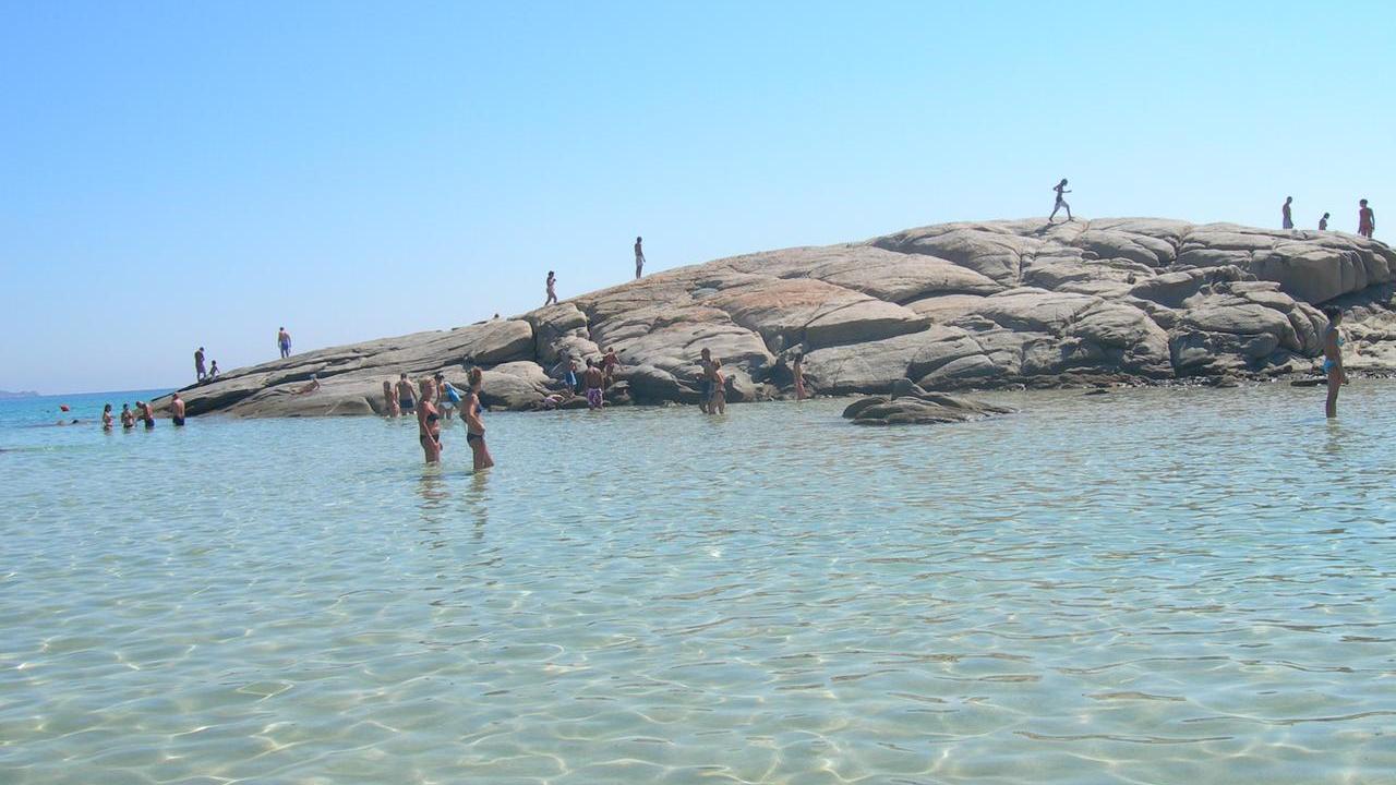 Muravera, retromarcia del Comune: nessun numero chiuso in spiaggia