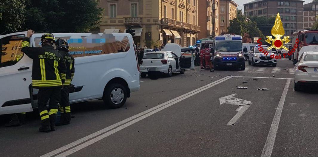 Incidente stradale in viale dei Mille: cinque feriti, tra cui un bambino di 2 anni