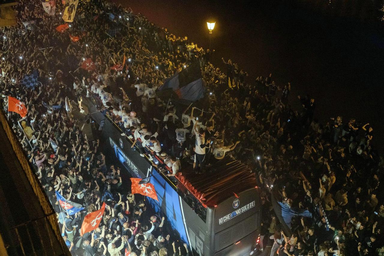 
	Pisa in Serie A: il pullman della squadra del Pisa completamente circondato dai tifosi sul lungarno (foto Stick)

