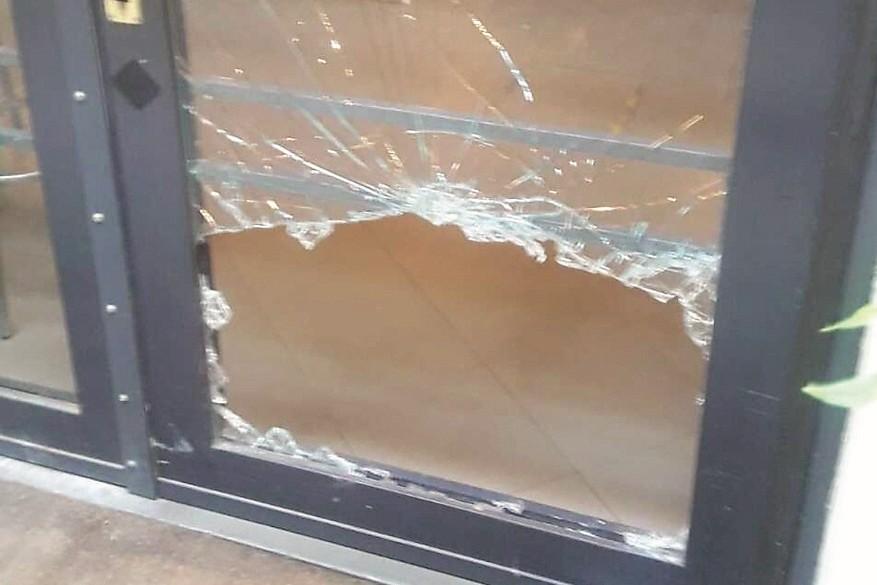 
	Il pertugio creato dai ladri nella porta a vetri del locale

