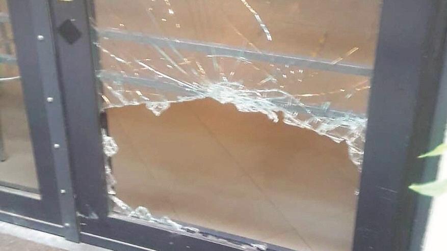 Il pertugio creato dai ladri nella porta a vetri del locale