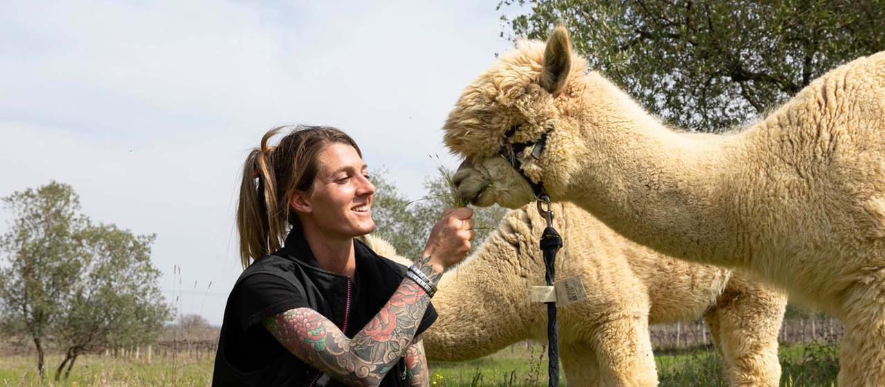 
	Cecilia con un alpaca

