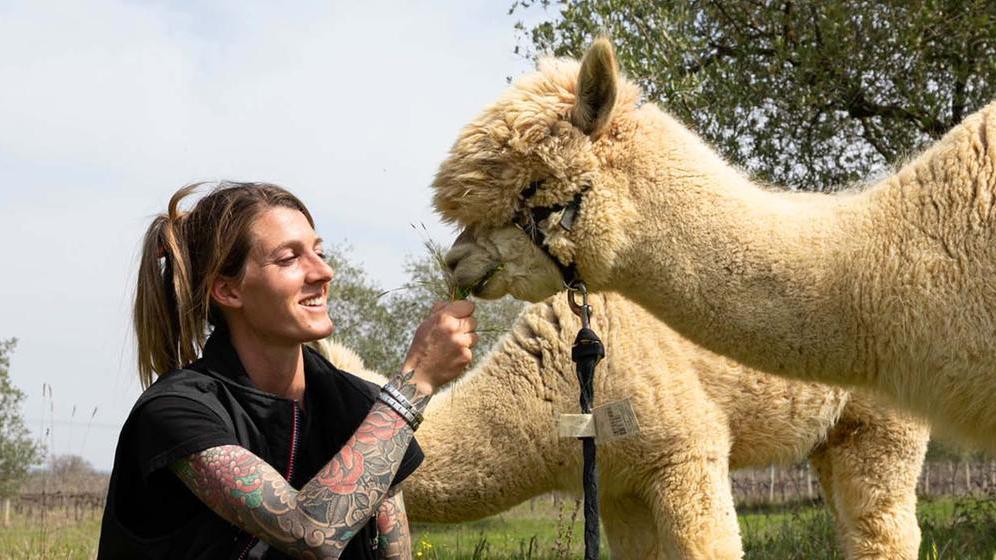 Cecilia con un alpaca