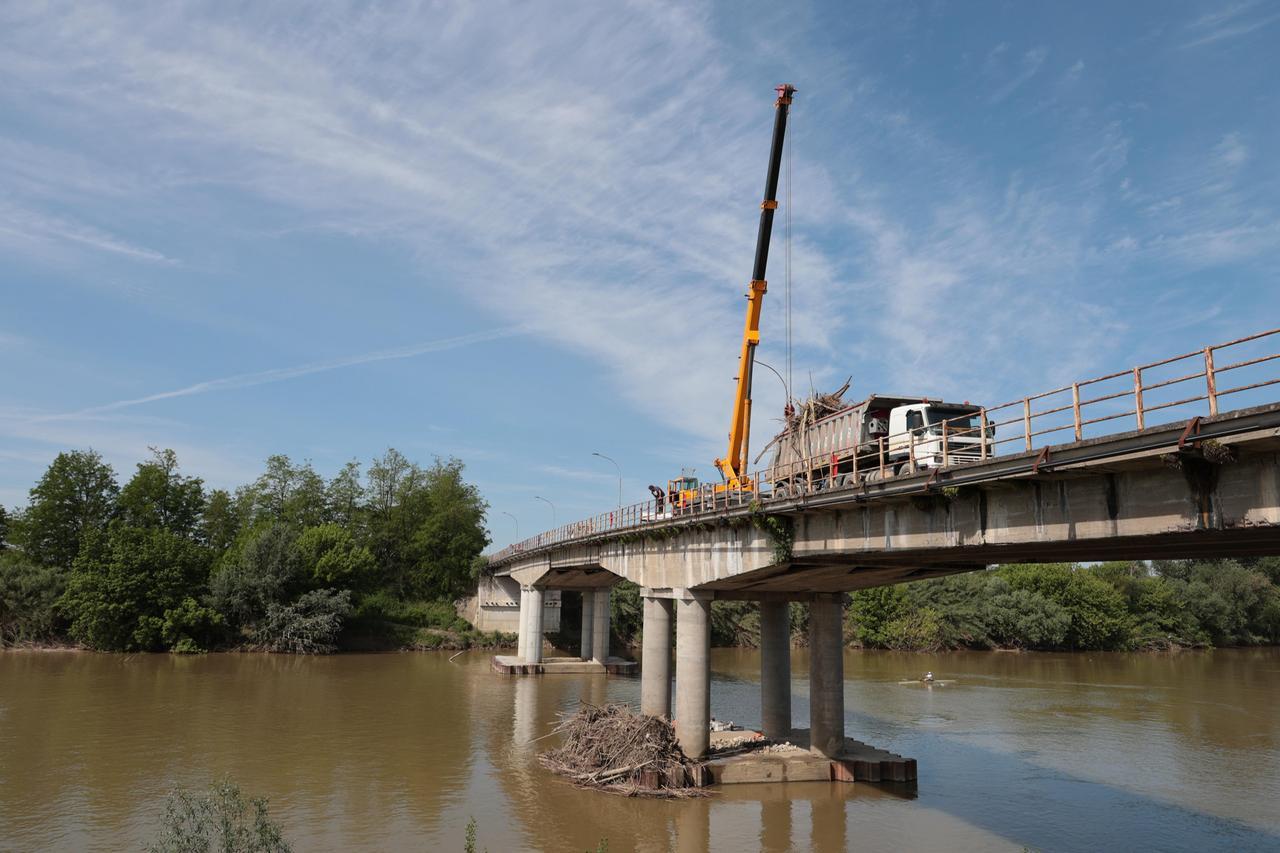 
	I lavori lungo il ponte (foto Stick)


