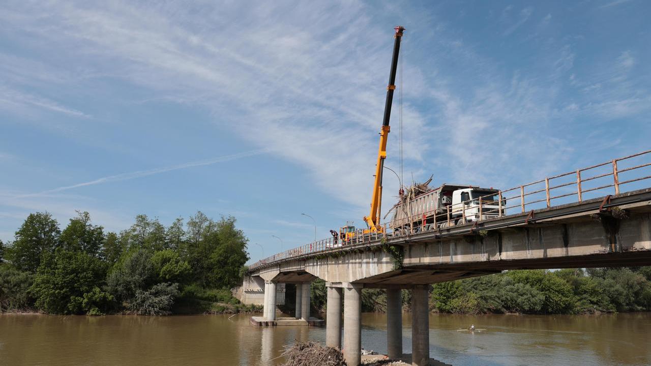 I lavori lungo il ponte (foto Stick)