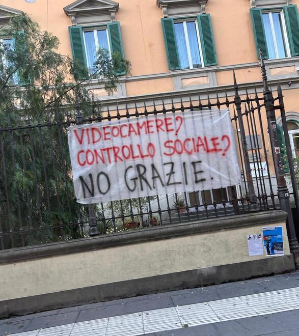 Uno striscione fuori da scuola
