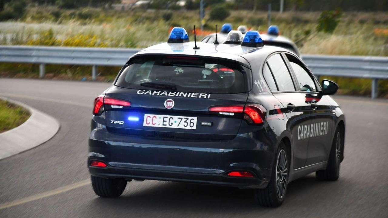 Beccato mentre dava uno spinello a una ragazza: arrestato spacciatore 18enne