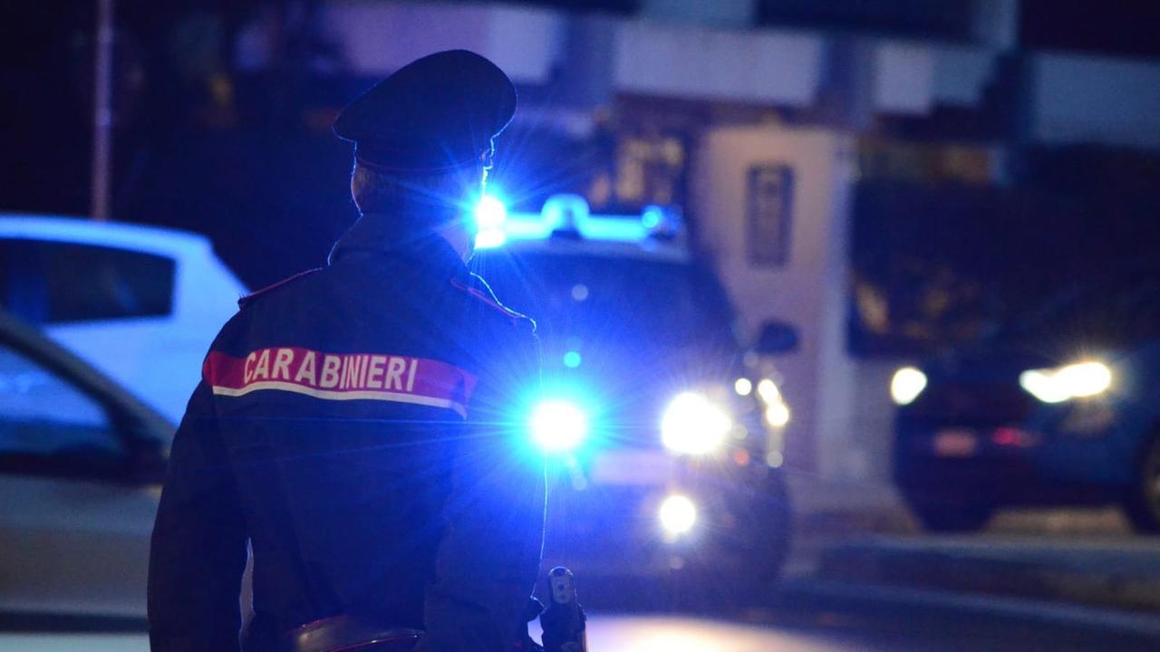 Sale sull’autobus senza biglietto e picchia il controllore