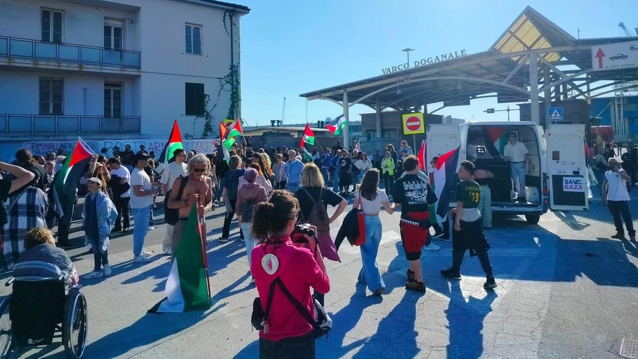 Un momento della manifestazione al varco Valessini
