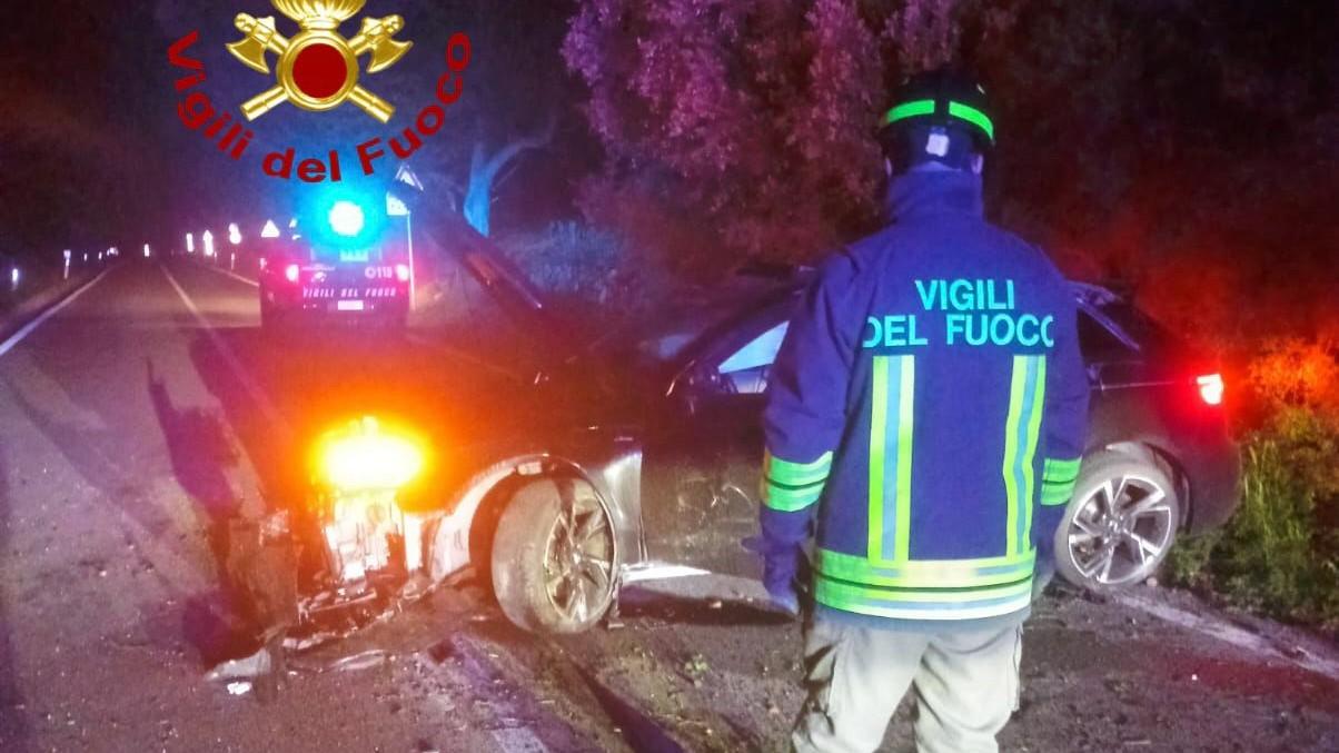 Si ribalta con l’auto, ferito un giovane