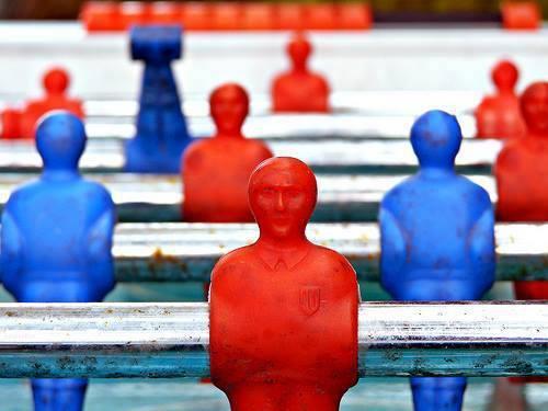 Arriva la polizia, cliente del bar nasconde la cocaina nel biliardino