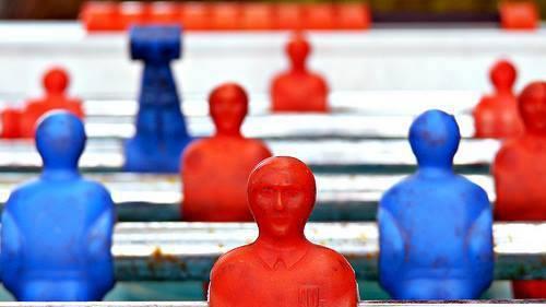 Arriva la polizia, cliente del bar nasconde la cocaina nel biliardino