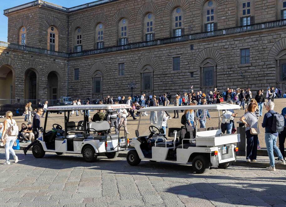 
	Due golf car davanti a Palazzo Pitti: con le nuove regole non potranno pi&ugrave; transitare da l&igrave;

