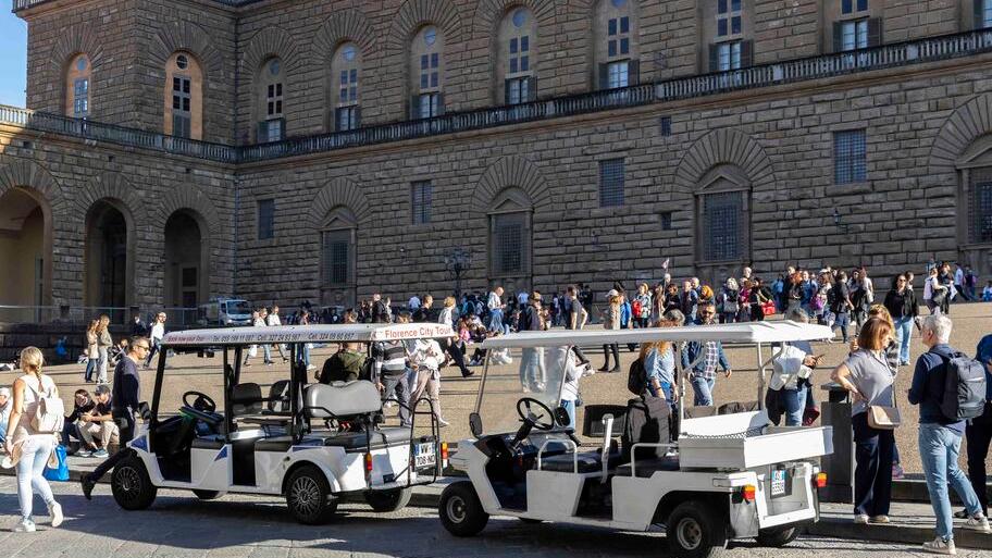Due golf car davanti a Palazzo Pitti: con le nuove regole non potranno più transitare da lì