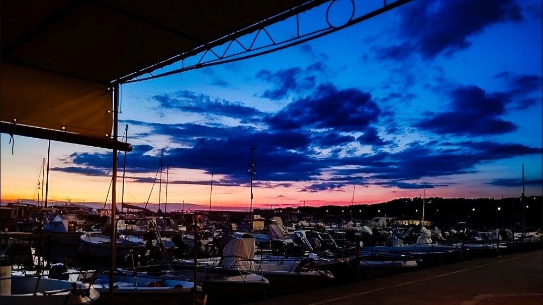 Livorno e le sere d’estate al moletto di Ardenza. Grazie a Deb Ingoglia