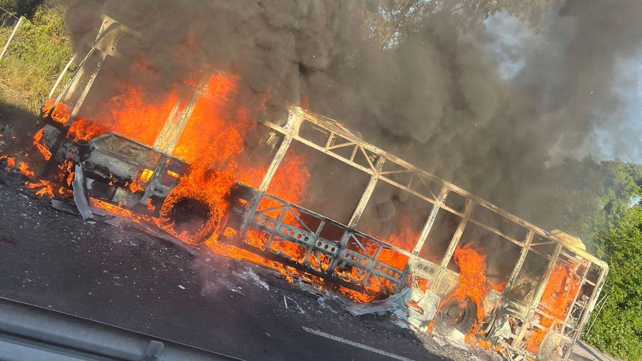 
	L'autobus che ha preso fuoco sull'Aurelia


