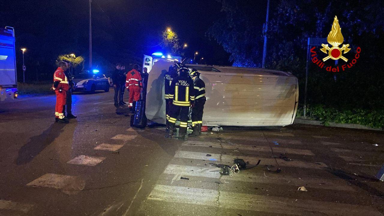 Van sbanda, travolge tutto e si rovescia: un ferito lieve