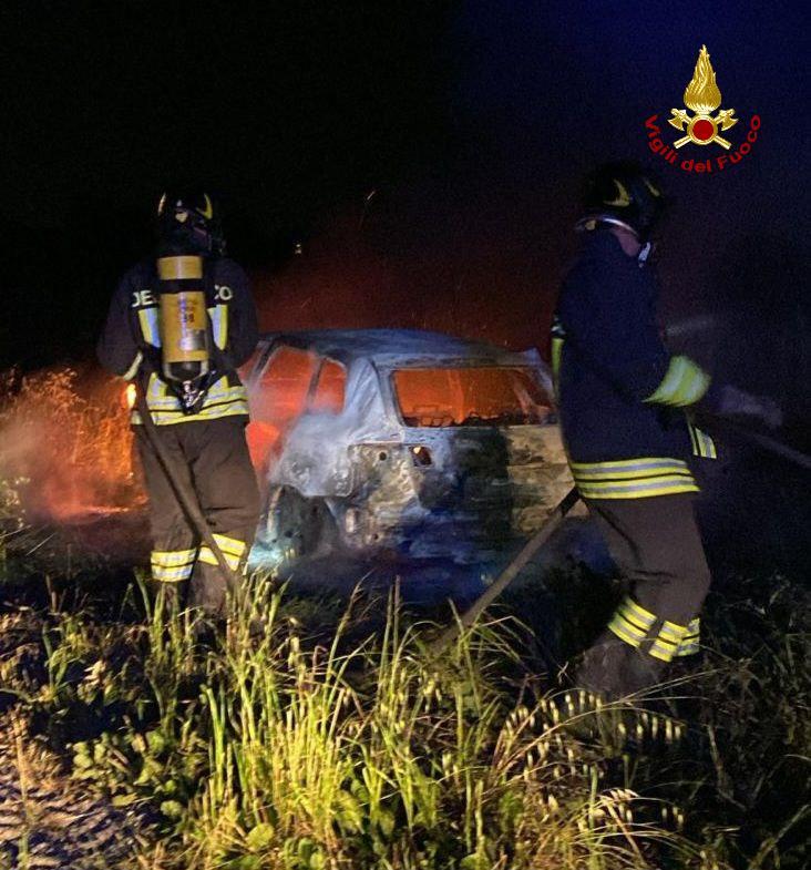 Auto rubata data alle fiamme ad Albinea
