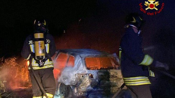 Auto rubata data alle fiamme ad Albinea