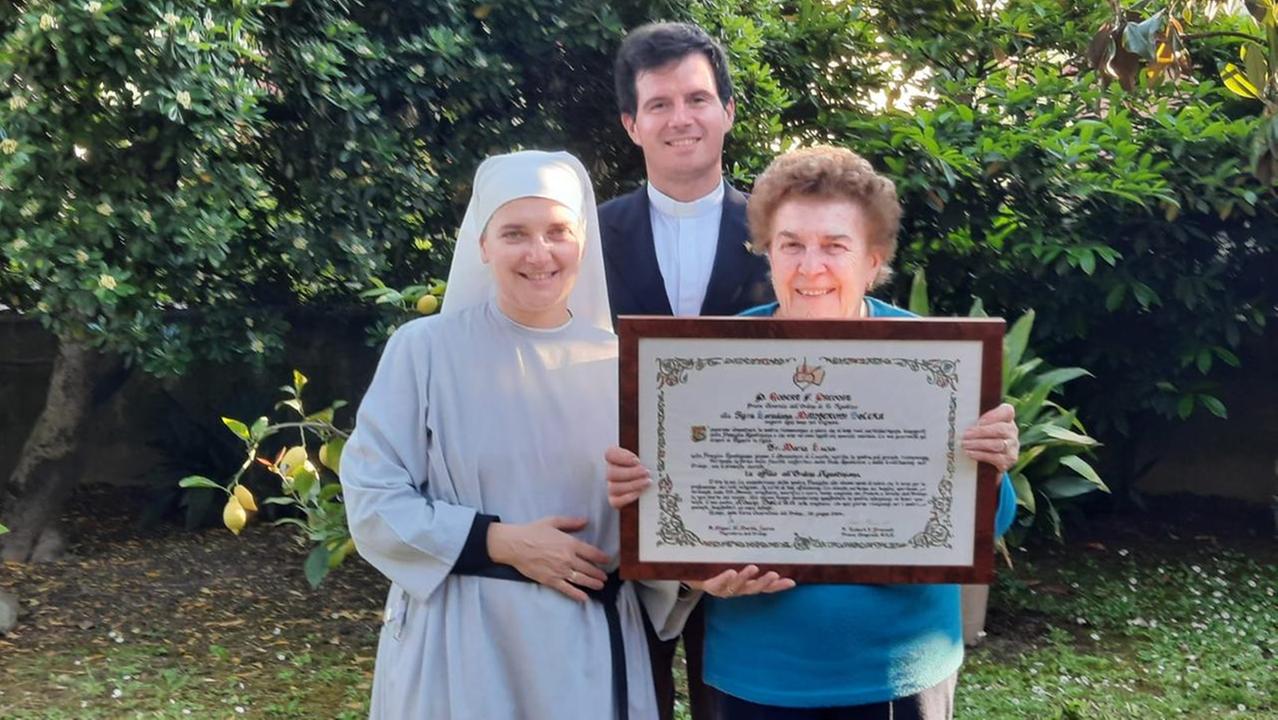 Suor Lucia Solera, il fratello monsignor Roberto e la madre
