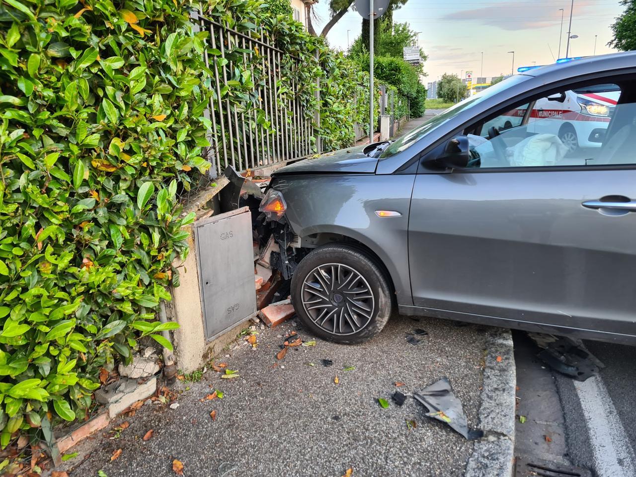 
	La Lancia Y dopo l'incidente in via di Reggiana


