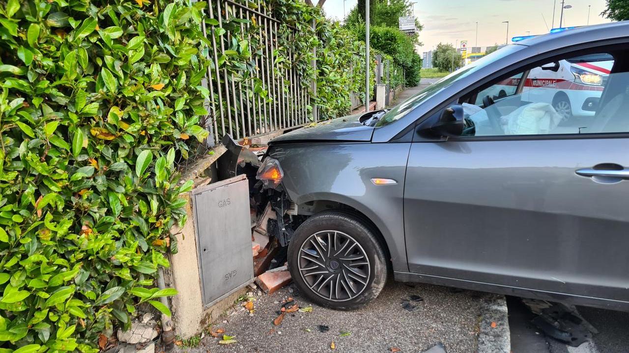 La Lancia Y dopo l'incidente in via di Reggiana