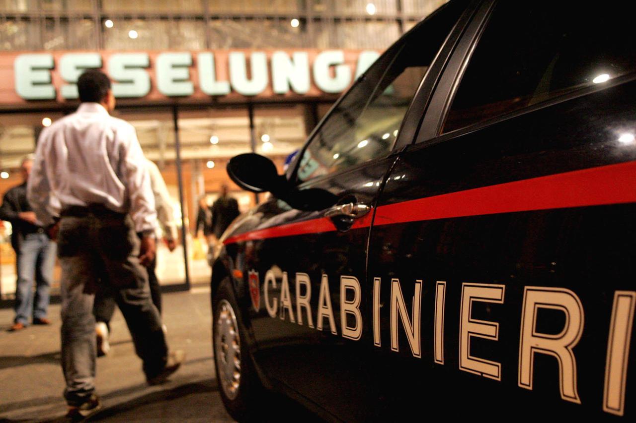 Fermato all’Esselunga con merce non pagata, aggredisce il vigilante: 34enne arrestato