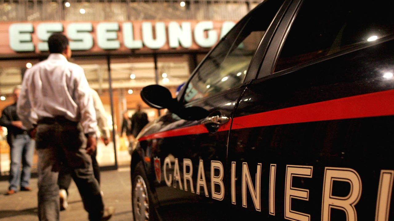 Fermato all’Esselunga con merce non pagata, aggredisce il vigilante: 34enne arrestato