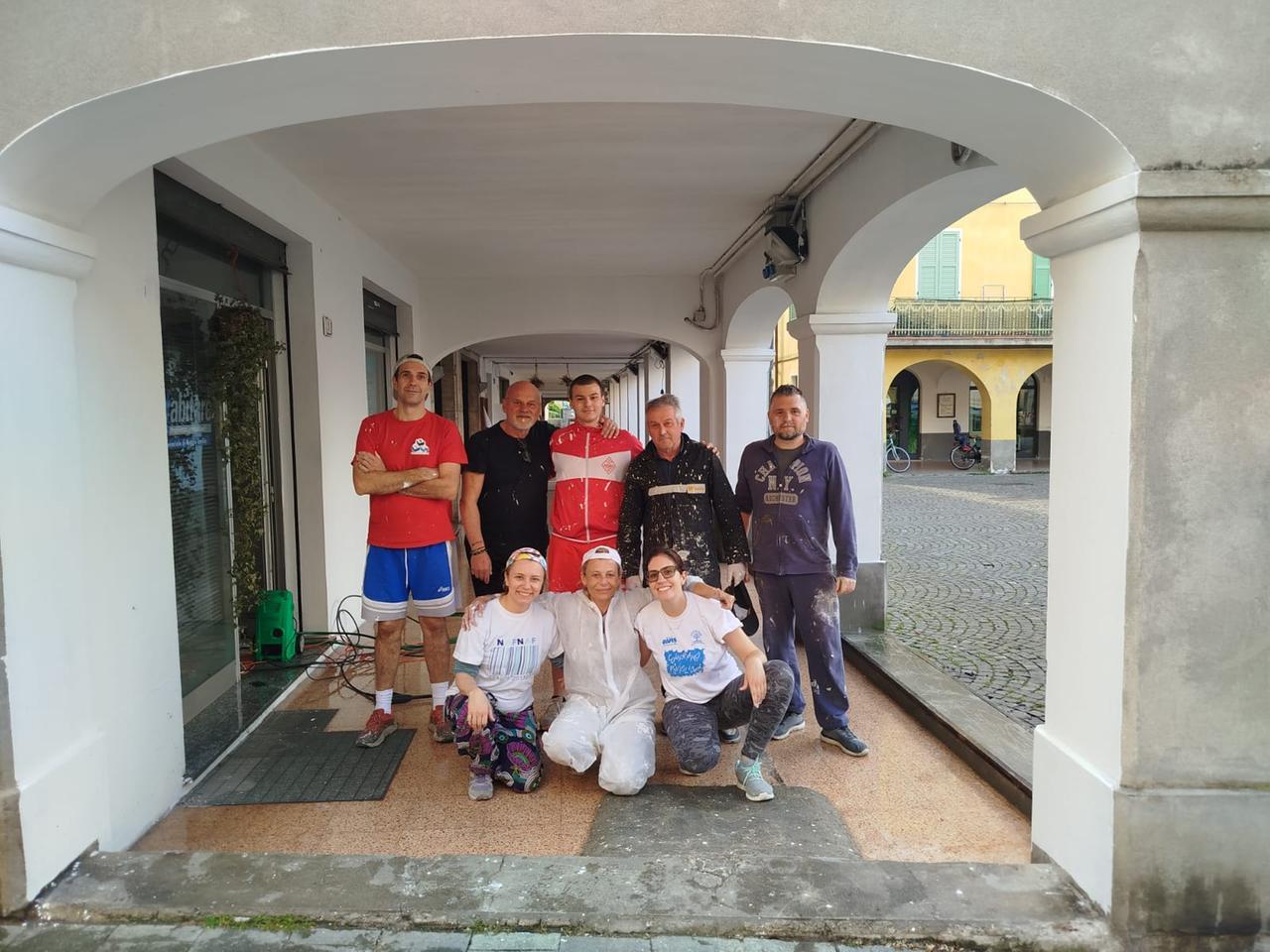 Poviglio, i commercianti ridipingono i portici a spese loro: «Lo facciamo per amore del paese»