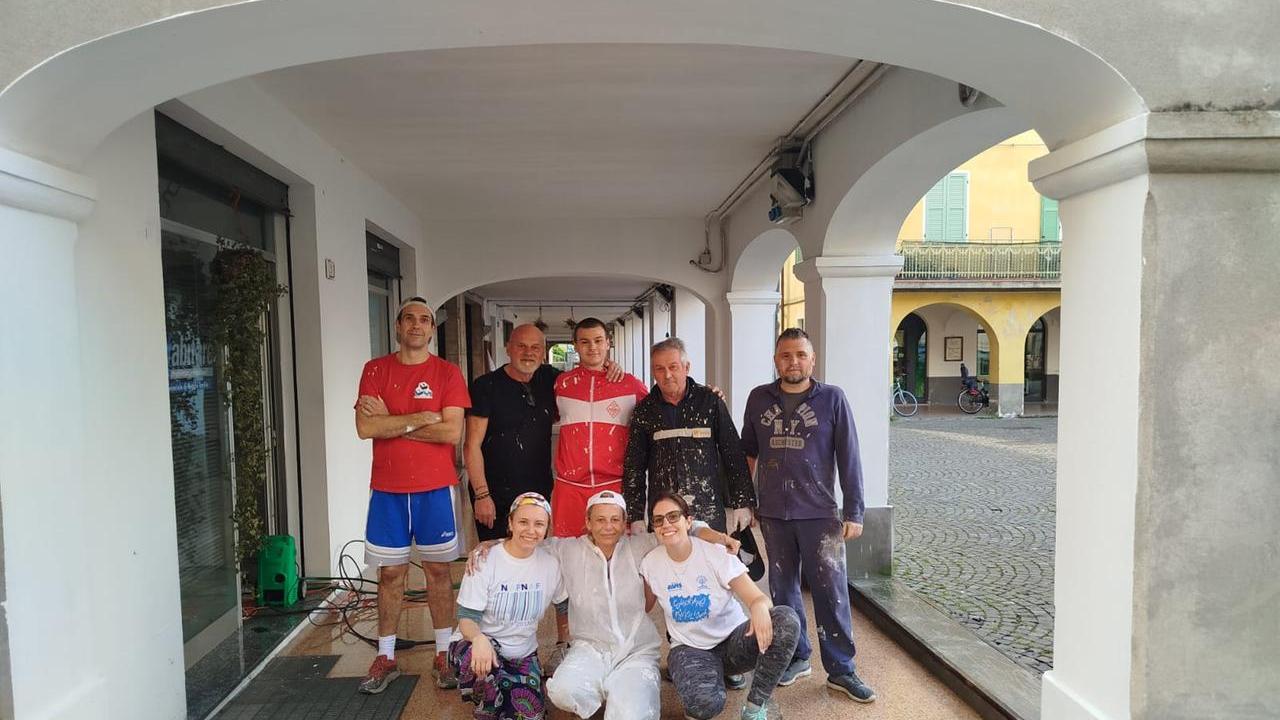 Poviglio, i commercianti ridipingono i portici a spese loro: «Lo facciamo per amore del paese»