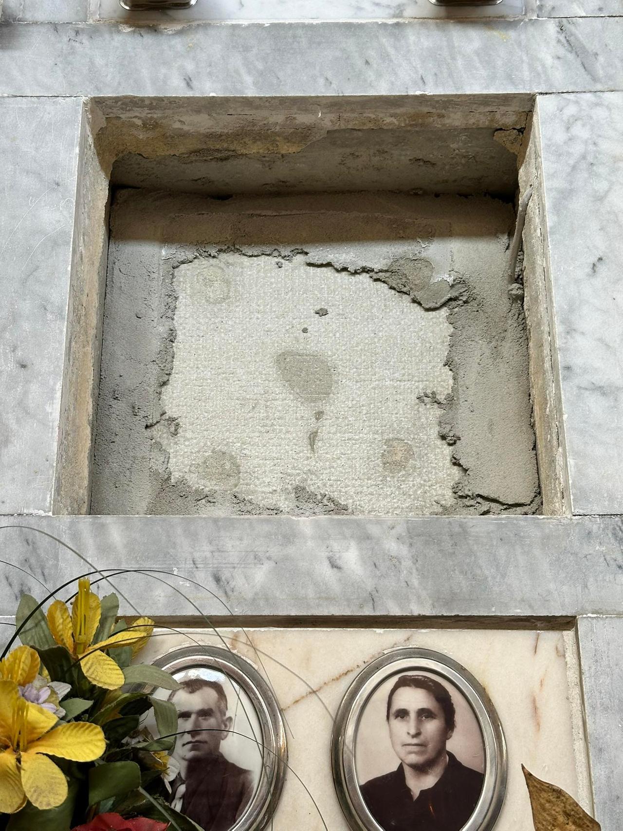 Rubata una epigrafe al cimitero: I parenti: «Gesto inaccettabile»