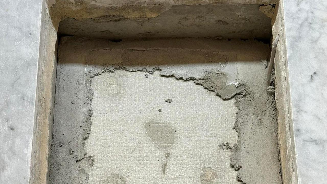 Rubata una epigrafe al cimitero: I parenti: «Gesto inaccettabile»