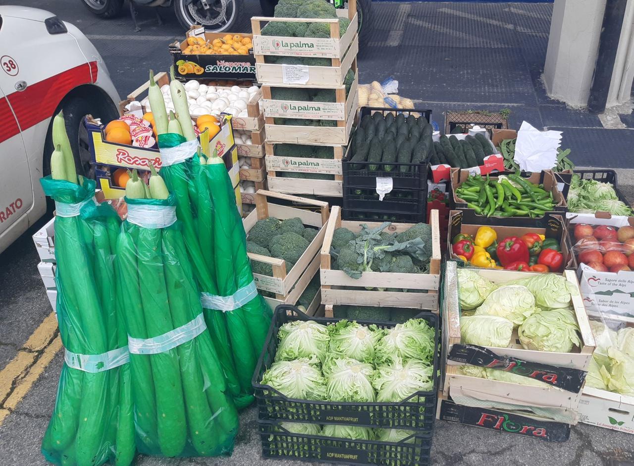 La Municipale di Prato multa quattro venditori ambulanti di ortaggi senza licenza