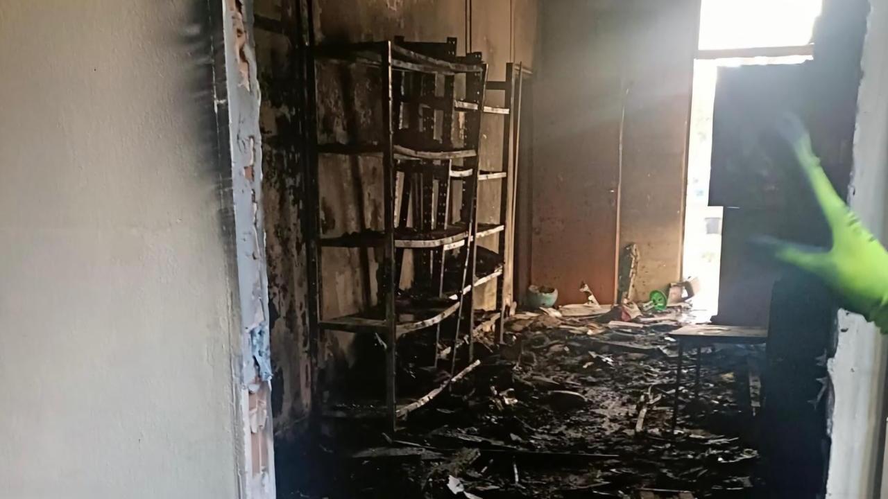 Vandali in azione a Cagliari, fiamme nel Centro sociale