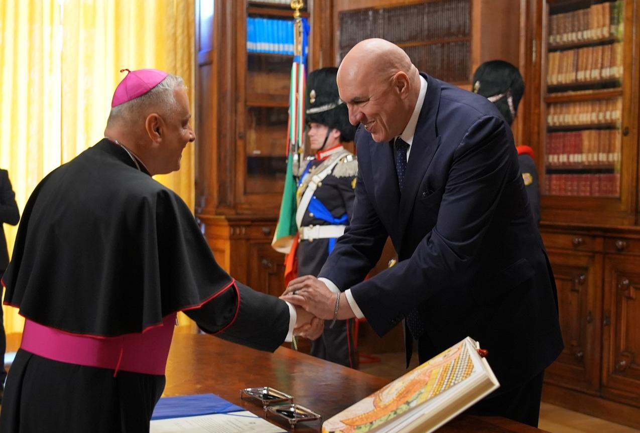Monsignor Gian Franco Saba giura a Roma come Ordinario Militare