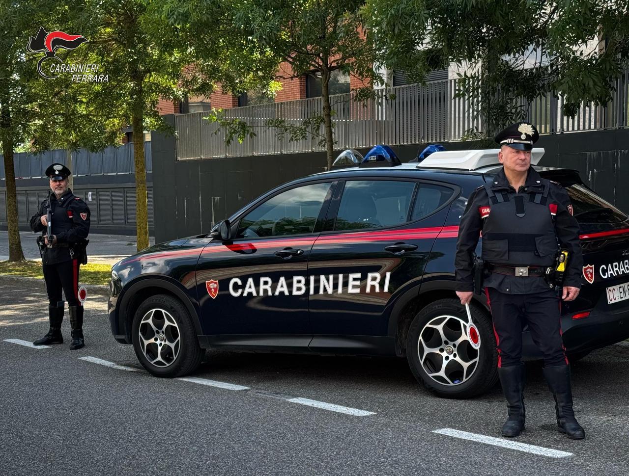 Danneggia ambulanza e aggredisce carabinieri, 22enne arrestato a Ferrara
