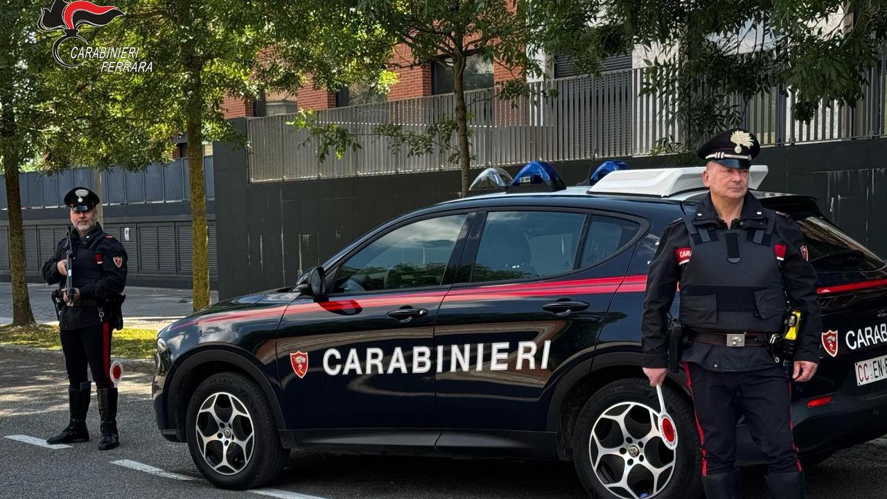 Danneggia ambulanza e aggredisce carabinieri, 22enne arrestato a Ferrara