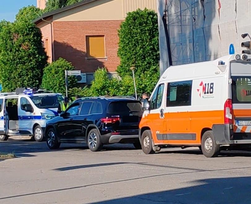 
	Polizia locale e ambulanza sul luogo dell'incidente

