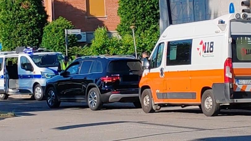 Polizia locale e ambulanza sul luogo dell'incidente