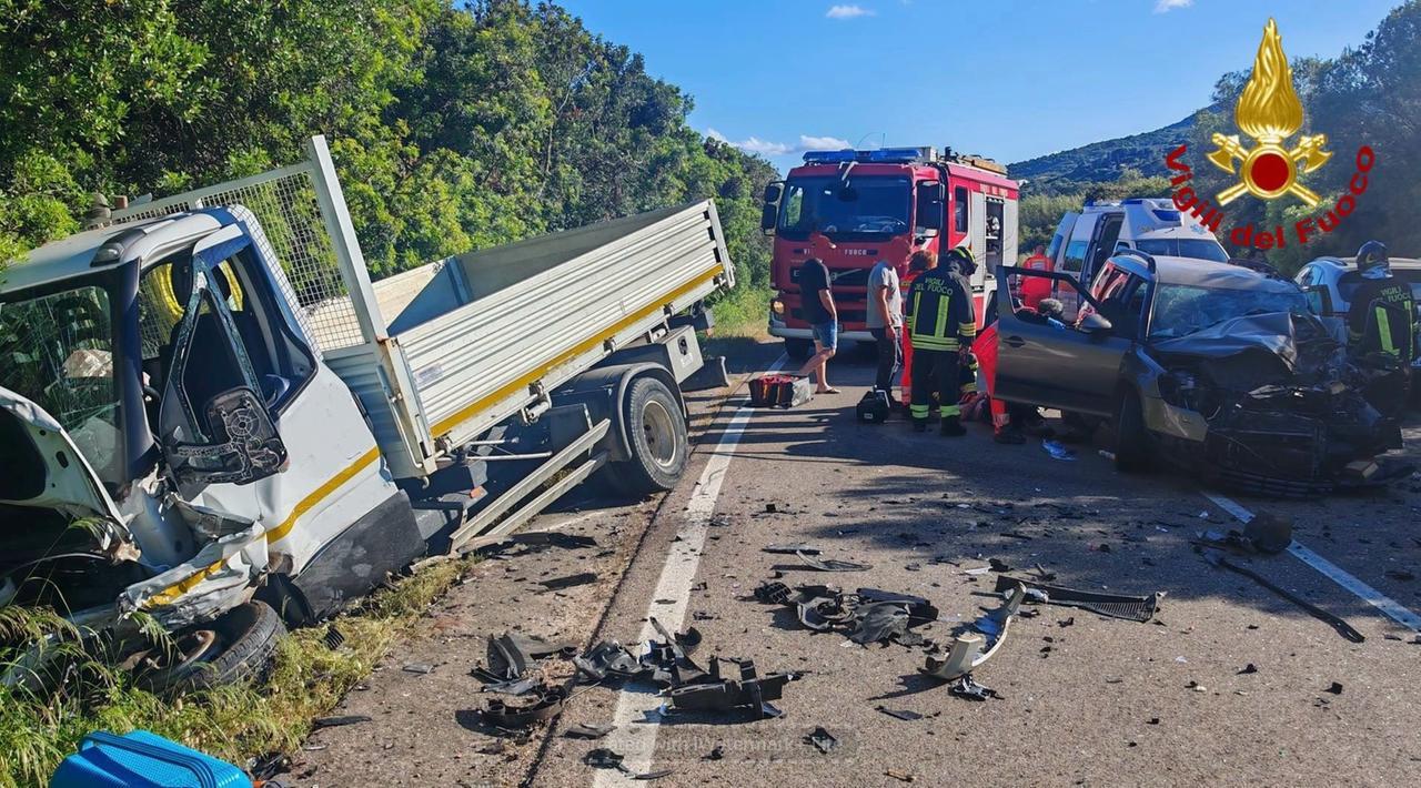 Scontro tra un’auto e un camioncino: due feriti. Coinvolta anche una Porsche