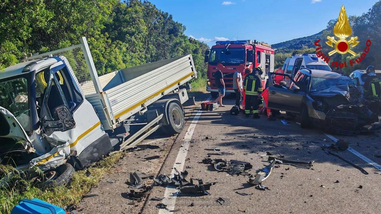 Scontro tra un’auto e un camioncino: due feriti. Coinvolta anche una Porsche