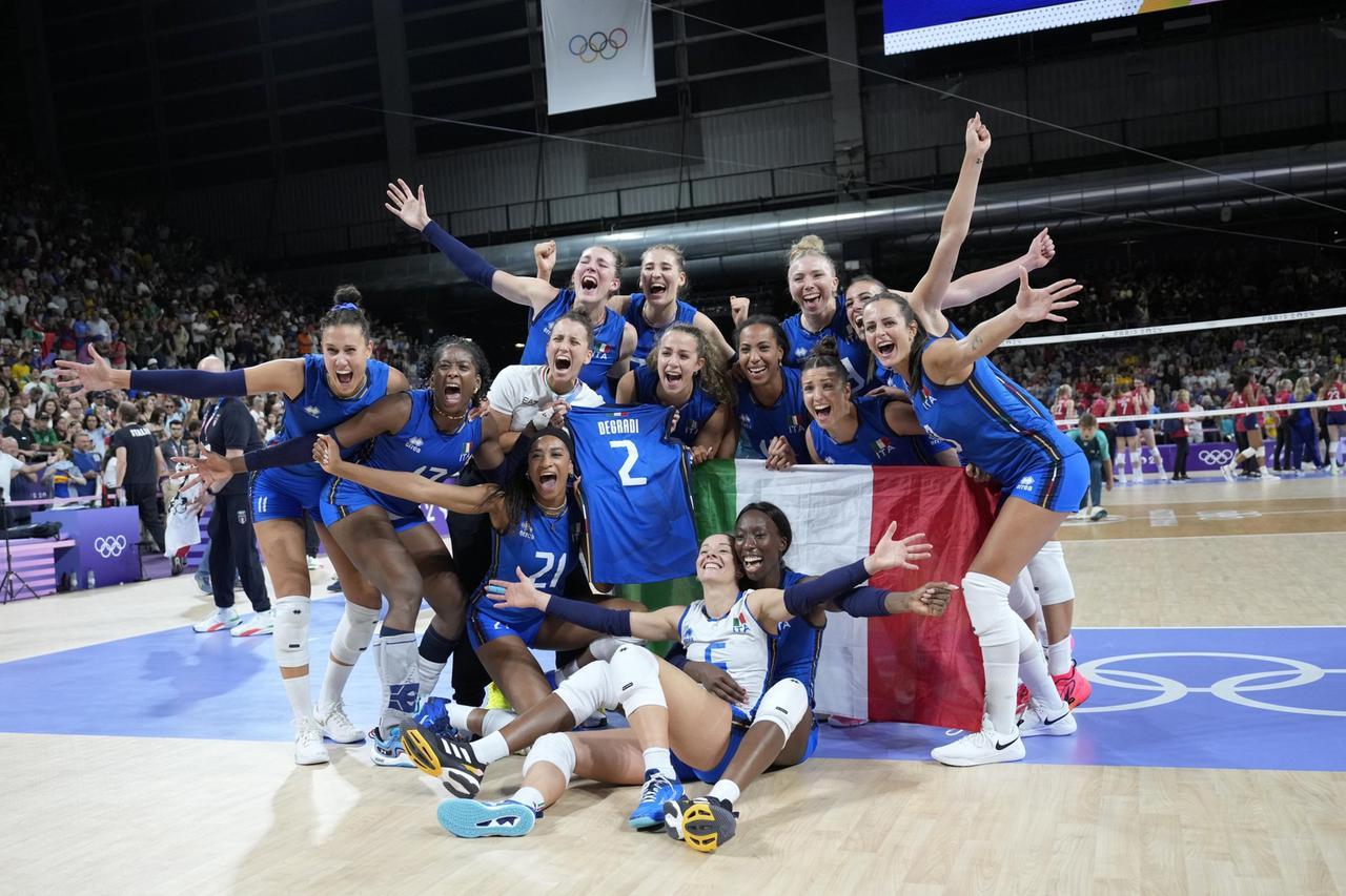 
	Le azzurre dopo l'oro olimpico a Parigi 2024

